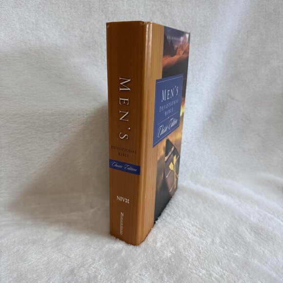 Men's Devotional Bible-NIV: Daily Devotions from Godly Men‎ Zondervan Red Letter - Picture 2 of 12